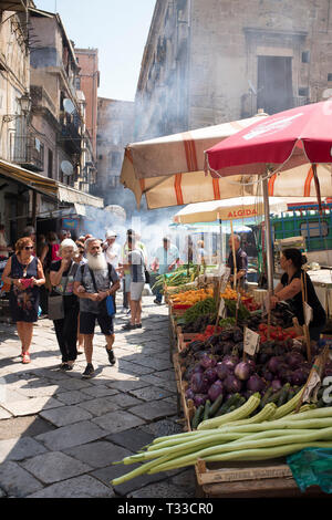 Marktstände und standbesitzer und Kunden an der berühmten ballero Straße Markt für Gemüse und andere frische Lebensmittel in Palermo, Sizilien, Italien Stockfoto