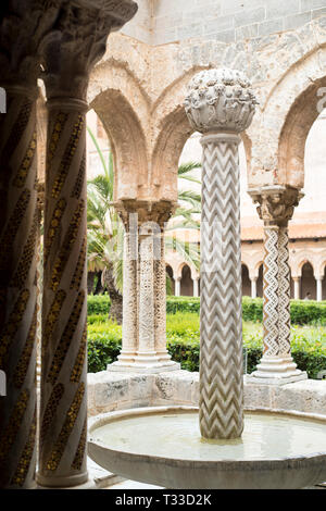 Kreuzgang Säulen und Mosaiken in Cathedral Basilica Kathedrale Parrocchia Santa Maria Nuova in Monreale, Sizilien Stockfoto