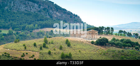 Die antiken Ruinen von der Stein dorische Tempel von Segesta in der Landschaft, Sizilien, Italien Stockfoto