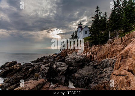 BASS HARBOR - 8. JULI 2013: Bass Harbor Leuchtturm mit Blick auf den Atlantischen Ozean in Maine, USA am 08 Juli, 2013. Stockfoto