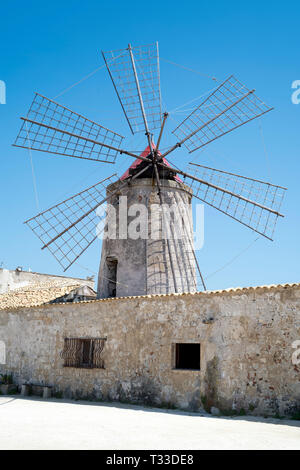 Saline di Trapani e Paceco und Museo del Sale (Museum für Salz) mit Mühle in Nubien, Paceco, Sizilien, Italien Stockfoto