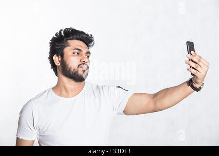Jungen gutaussehenden Mann unter selfie auf dem Smartphone Stockfoto
