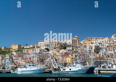 Fischtrawler in Sciacca Port mit der Stadt hinter, Südküste von Sizilien, Italien Stockfoto