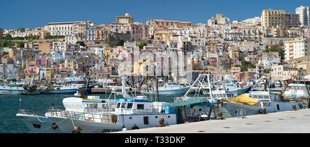 Fischtrawler in Sciacca Port mit der Stadt hinter, Südküste von Sizilien, Italien Stockfoto