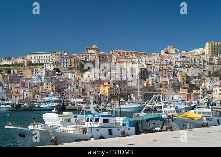 Fischtrawler in Sciacca Port mit der Stadt hinter, Südküste von Sizilien, Italien Stockfoto