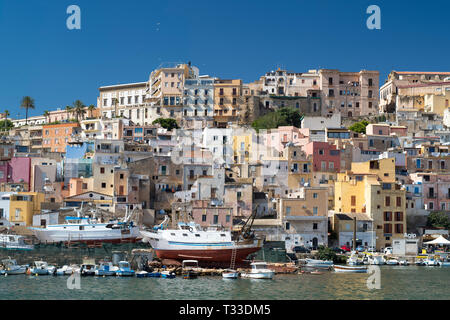 Fischtrawler im Trockendock von Sciacca Hafen repariert wird mit der Stadt hinter, Südküste von Sizilien, Italien Stockfoto