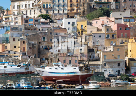 Fischtrawler im Trockendock von Sciacca Hafen repariert wird mit der Stadt hinter, Südküste von Sizilien, Italien Stockfoto