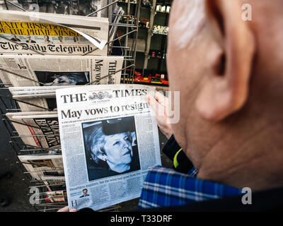 Paris, Frankreich - 29 Mar 2019: Zeitungskiosk kiosk drücken Sie verkaufen mit älterer männlichen Hand kaufen neueste Die britische Presse mit Theresa PM auf der Frontabdeckung Stockfoto