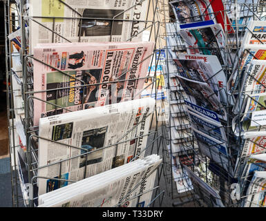 Paris, Frankreich - 29 Mar 2019: Zeitungskiosk kiosk drücken Sie verkaufen mit neuesten mit storeis auf der Abdeckung Stockfoto