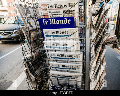 Paris, Frankreich - 29 Mar 2019: Zeitungskiosk kiosk drücken Sie verkaufen mit Le Monde Zeitung in einer Reihe Stockfoto