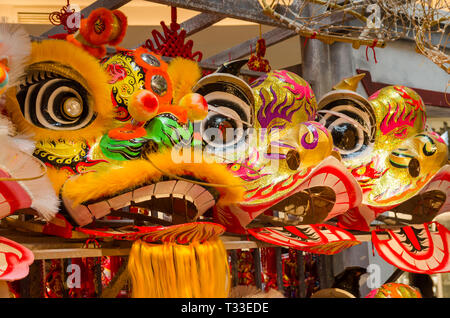 Traditionelle chinesische Löwentanz Kopf Anzeige in den Regalen. Stockfoto