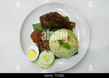 Nasi Lemak ist eine der berühmten traditionellen malaiischen lokalen Speisen in Malaysia. Stockfoto