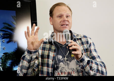 New York, NY - 13. April: Nik Wallenda, spricht bei einer Pressekonferenz, wo er offenbarte seine nächsten Meisterstück wird am 29. April 2015 an die in Kürze vorgestellt Orlando Auge befindet sich in Orlando, Florida. Wallenda wird versuchen, auf dem Riesenrad ohne Kabel und ohne ein Kabel zu gehen, während er sich bewegt. Ständigen 400 Fuß hoch, das Orlando Auge ist Teil des I-Drive 360 Entertainment Complex, der seine Eröffnung feiert in diesem Monat und liegt im Herzen von OrlandoÔs entfernt neu revitalisierten internationalen DriveÔ ÔI-Bezirk. Die Pressekonferenz fand am Apri Stockfoto