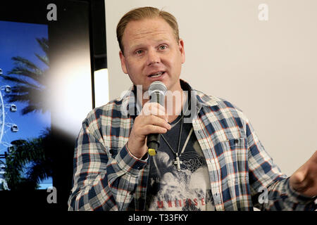 New York, NY - 13. April: Nik Wallenda, spricht bei einer Pressekonferenz, wo er offenbarte seine nächsten Meisterstück wird am 29. April 2015 an die in Kürze vorgestellt Orlando Auge befindet sich in Orlando, Florida. Wallenda wird versuchen, auf dem Riesenrad ohne Kabel und ohne ein Kabel zu gehen, während er sich bewegt. Ständigen 400 Fuß hoch, das Orlando Auge ist Teil des I-Drive 360 Entertainment Complex, der seine Eröffnung feiert in diesem Monat und liegt im Herzen von OrlandoÔs entfernt neu revitalisierten internationalen DriveÔ ÔI-Bezirk. Die Pressekonferenz fand am Apri Stockfoto