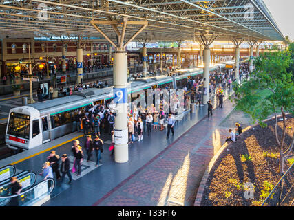 Pendler aussteigen und Einsteigen in ein TransPerth Zug am Bahnhof Perth Stockfoto