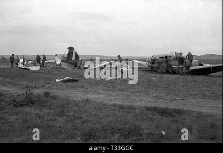 Einmarsch und Besetzung sind durch die Wehrmacht/Invasion und Besetzung Frankreichs durch die Wehrmacht/Invasion et Besetzung de la France par la Wehrmacht - Französische Luftwaffe/Französische Luftwaffe/l'Armée de l'air Potez 63-11 Stockfoto