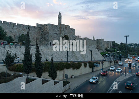 Panorama von Davids Turm in der Altstadt von Jerusalem, Israel. Jerusalem alte Stadtmauer mit Blick auf den Tower im Hintergrund und die Skyline der City Road Bus Stockfoto