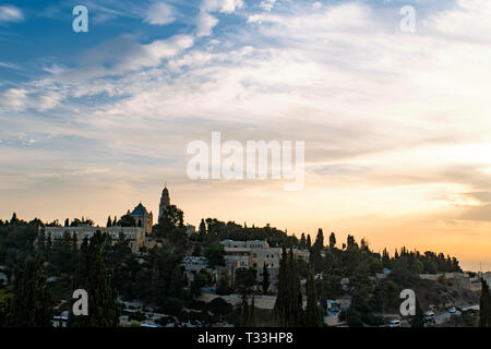 Blick auf Jerusalem Altstadt. Touren rund um Israel. Besuchen Sie die Hauptstadt von Israel. Malerische Aussicht auf die antike Stadt in den frühen Morgen. Cloudsca Stockfoto