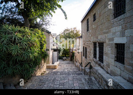 Einige vintage Lane von der malerischen Stadt im Nahen Osten. Das geregelte Leben eines alten europäischen Township. Schmale Straße mit Steinbauten und grüne Bäume. Stockfoto