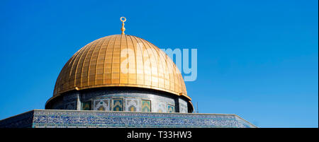 Nahaufnahme der Felsendom auf dem Tempelberg in der Altstadt von Jerusalem Israel. Goldenen Kuppel von einem Tempel mit Wände mit Mosaik gestaltet. Th Stockfoto