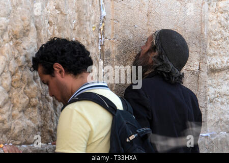 Zwei Ordensleute beten an der berühmten religiöser Ort - Western Wall in Jerusalem, Israel: 24. Oktober 2018 Stockfoto