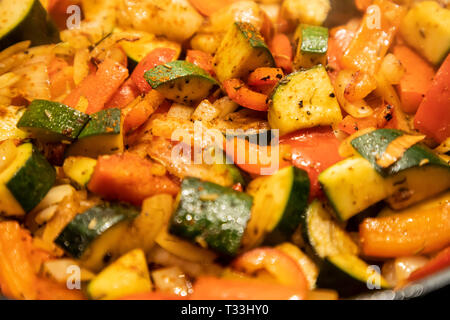 Gemüse wird gebraten in der Pfanne, Ratatouille Stockfoto