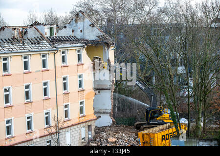 Abriss von einem älteren Wohngebäude, das ist, wo neue Wohnungen gebaut werden, Stockfoto