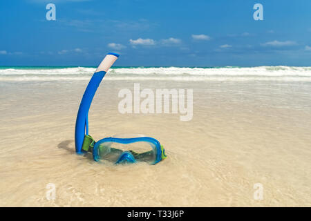 Sea Sand Sun Tageslicht schnorcheln Natur Entspannung Sommer Reisen in Thailand entspannen. Blue classic Schnorcheln Maske auf weißem Sand am Meer lan Stockfoto