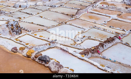 Detail der Salz Terrassen in den Salinen von Maras, salineras de Maras in der Nähe von Cusco in Peru, Salzminen von Man Stockfoto