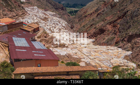 Detail der Salz Terrassen in den Salinen von Maras, salineras de Maras in der Nähe von Cusco in Peru, Salzminen von Menschen gemacht. Weißes Salz, Stockfoto