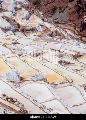 Detail der Salz Terrassen in den Salinen von Maras, salineras de Maras in der Nähe von Cusco in Peru, Salzminen von Man Stockfoto