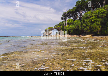 Neil Insel in der Andaman und Nicobar Inseln, Naturstein Brücke an der Küste, Indien Stockfoto