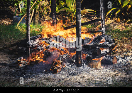 Der Prozess der Verbrennung in der Andamanen und Nikobaren. Hindu Traditionen. Die Inselbewohner des Verstorbenen auf dem Lagerfeuer am Ufer eingeäschert Stockfoto