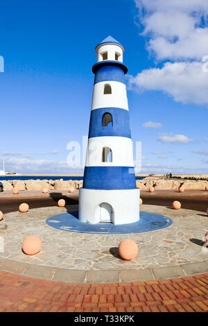 Mockup Leuchtturm auf der Pier Head, der von der Marina in Puerto de Denia an der Costa Blanca, Spanien Stockfoto