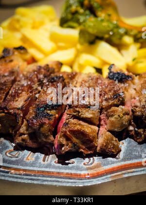 Close-up Detail einer Beef Ribs vom Grill mit Bratkartoffeln, Spanische Küche Stockfoto