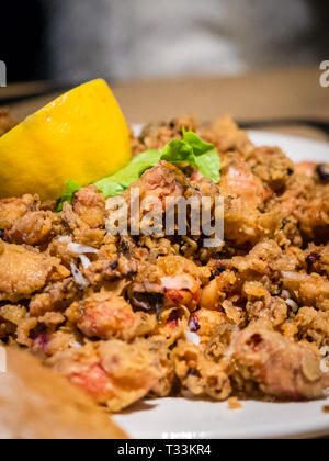 Platte der Fried chopitos, kleine frittierte Calamari, typische Gerichte der spanischen Küche, spanische Tapas. Spanien Essen Stockfoto