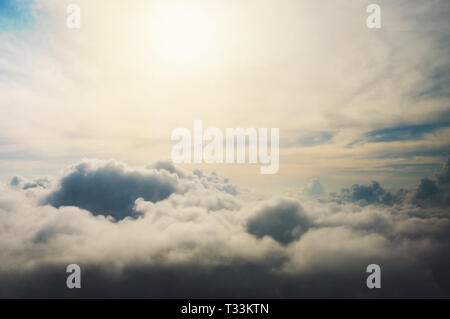 Unter den Wolken Schuß aus der Vogelperspektive Flug, die Sonne scheint auf den Wolken. dunkle Wolken. Blick auf die Wolken von oben. Sturm. Cumulonimbus. Sturm. hurrica Stockfoto