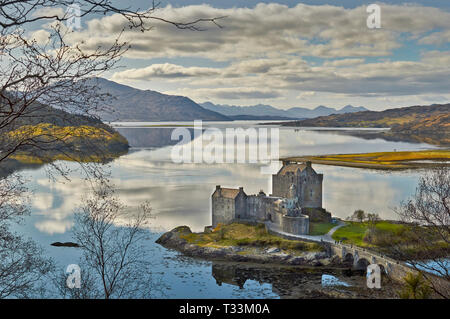 EILEAN DONAN CASTLE SCHOTTLAND DORNIE BLICK ÜBER DEN LOCH DUICH IN RICHTUNG CUILLIN BERGE IM FRÜHLING Stockfoto