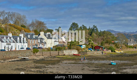 PLOCKTON WESTER ROSS SCHOTTLAND DIE LEUTE AM STRAND VOR DER HAUPTSTRASSE bei EBBE Stockfoto