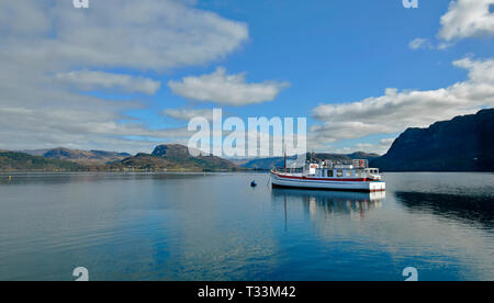 PLOCKTON WESTER ROSS SCHOTTLAND TOURISTENBOOT verankert im Loch Carron Stockfoto