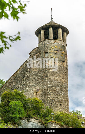 Crèmieu, Turm des mittelalterlichen französischen Dorfes. Crémieu, Region Auvergne-Rhône-Alpes, Département Isère, Frankreich Stockfoto