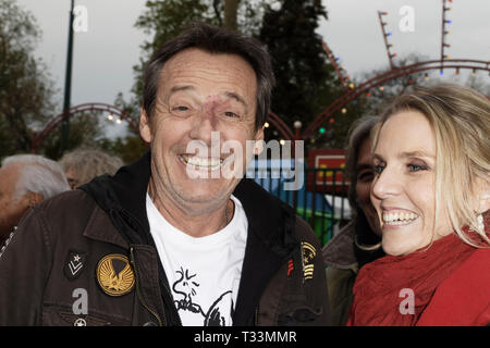 Paris, Frankreich. 5 Apr, 2019. TV-Moderator Jean Luc Reichmann und Madame Frankreich 2019 Sandra Ferreira Teilnahme an der Eröffnung am Abend von dem Stuhl Stockfoto