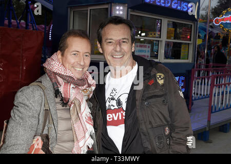 Paris, Frankreich. 5 Apr, 2019. Franck Clere und TV-Moderator Jean Luc Reichmann Besuchen bei der Einweihung am Abend des Thrones Fair Stockfoto