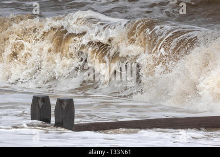 Meer Skulptur, brechenden Wellen und starke Wasser Stockfoto