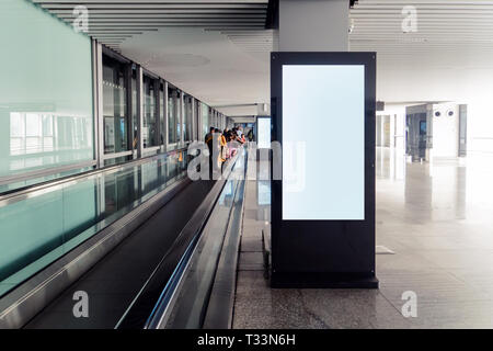 Leer Werbung mit Reklametafeln am Flughafen, Mock up Poster media Vorlage Anzeigen in der Nähe der U-Bahn station Rolltreppe anzeigen. Leute auf einer direkten Rolltreppe am Airpo Stockfoto