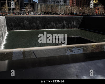New York, Vereinigte Staaten - 25 April 2015: 9/11 Memorial Pool in New York Stockfoto
