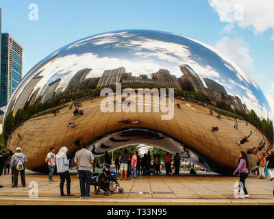 Chicago, USA - 11. Mai 2015: Touristen in der Cloud Gate oder der Bean ist in Millennium Park, Chicago Stockfoto