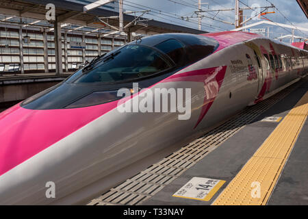 Der Japan Rail West Serie 500 Hello Kitty Shinkansen nach Himeji Station. Stockfoto