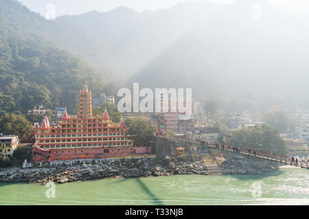 Trayambakeshwar Tempel in Rishikesh, Indien. Trayambakeshwar ist als einer der zwölf Jyotirlingas des Gottes Shiva. 10. Januar 2018. Rishikesh Stockfoto