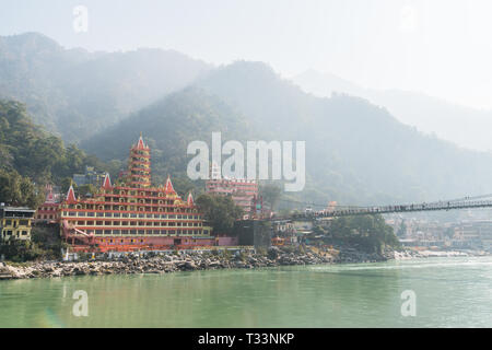 Rishikesh Indien. 10. Januar 2018. Anzeigen von Ganga Flusses, Lakshman Jhula Brücke und Tera Manzil Tempel, Trimbakeshwar in Rishikesh Stockfoto